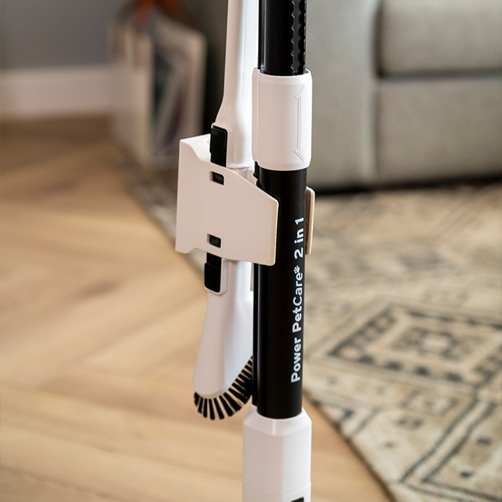 Aspirador vertical sem fios 1646FL marca FLAMA com suporte para acessórios incluído