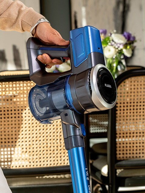 Aspirador vertical na mão